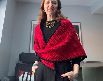 Chal triangular de crochet hecho a mano, bufanda de mezcla de lana roja, ribete negro, regalo para el Día de la Madre, regalo para ella