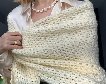 Chal triangular de ganchillo hecho a mano: mezcla de mohair color crema marfil con lentejuelas, regalo para ella, chal para ocasiones especiales, chal de novia, accesorios de novia