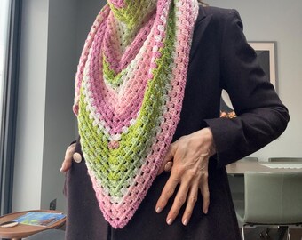 Chal de ganchillo hecho a mano en rosa, verde y blanco / Chal de punto suave para primavera / Regalo para ella / Bufanda ligera / Broche floral GRATIS