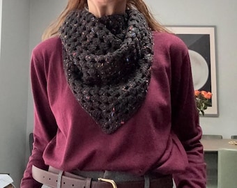 Bufanda triangular de crochet con cuello chal / Pañuelo estilo academia oscuro / Redecilla gruesa de crochet / Listo para enviar, regalo hecho a mano, regalo de Navidad