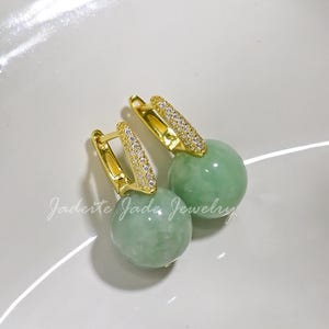 Brincos de jadeíta natural, pingentes de contas de jade birmanês, brincos de ouro vermeil 18k, argolas huggie de jade verde, joias de jade da sorte, presente para ela