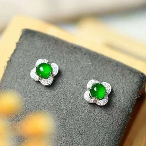 Mini brincos de flor de jade em ouro maciço 18k, brincos delicados de jade autênticos, brincos delicados de jadeíte floral, brincos de jade imperial FeiCui