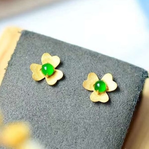 Brincos delicados de jade com três pétalas de flor de ouro maciço 18k, delicados mini brincos de jadeíte, brincos de jade imperial Fei Cui, brincos florais
