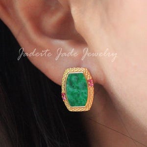 18k gouden vermeil Birmaanse jade oorbellen, natuurlijke jadeietstekers met roze zirkonia accenten, geometrische geluksoorbellen, cadeau voor haar