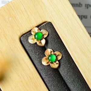 Mini brincos de jade com flor de quatro pétalas em ouro maciço 18k, brincos delicados de prímula, brincos delicados de jade verde imperial Jadeite Fei Cui