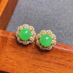 Brincos de pino de diamante halo de jadeíte verde-maçã em ouro maciço 18k, brincos delicados de jade girassol, brincos de jade fei cui, jadeíte birmanesa grau A