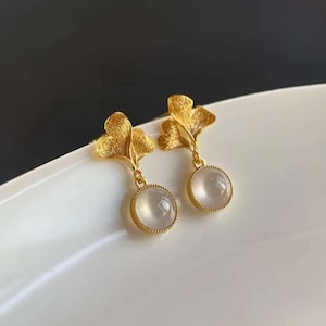 Pendientes de jade pequeños con bisel milgrain de hoja de Gingko de 18k, pendientes delicados de jade verde, pendientes de jadeíta real delicados, pendientes imperiales Fei Cui