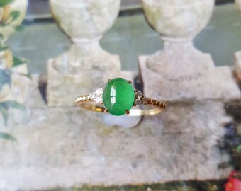 オーバルカットの翡翠の婚約指輪、グリーンジェダイトダイヤモンドの