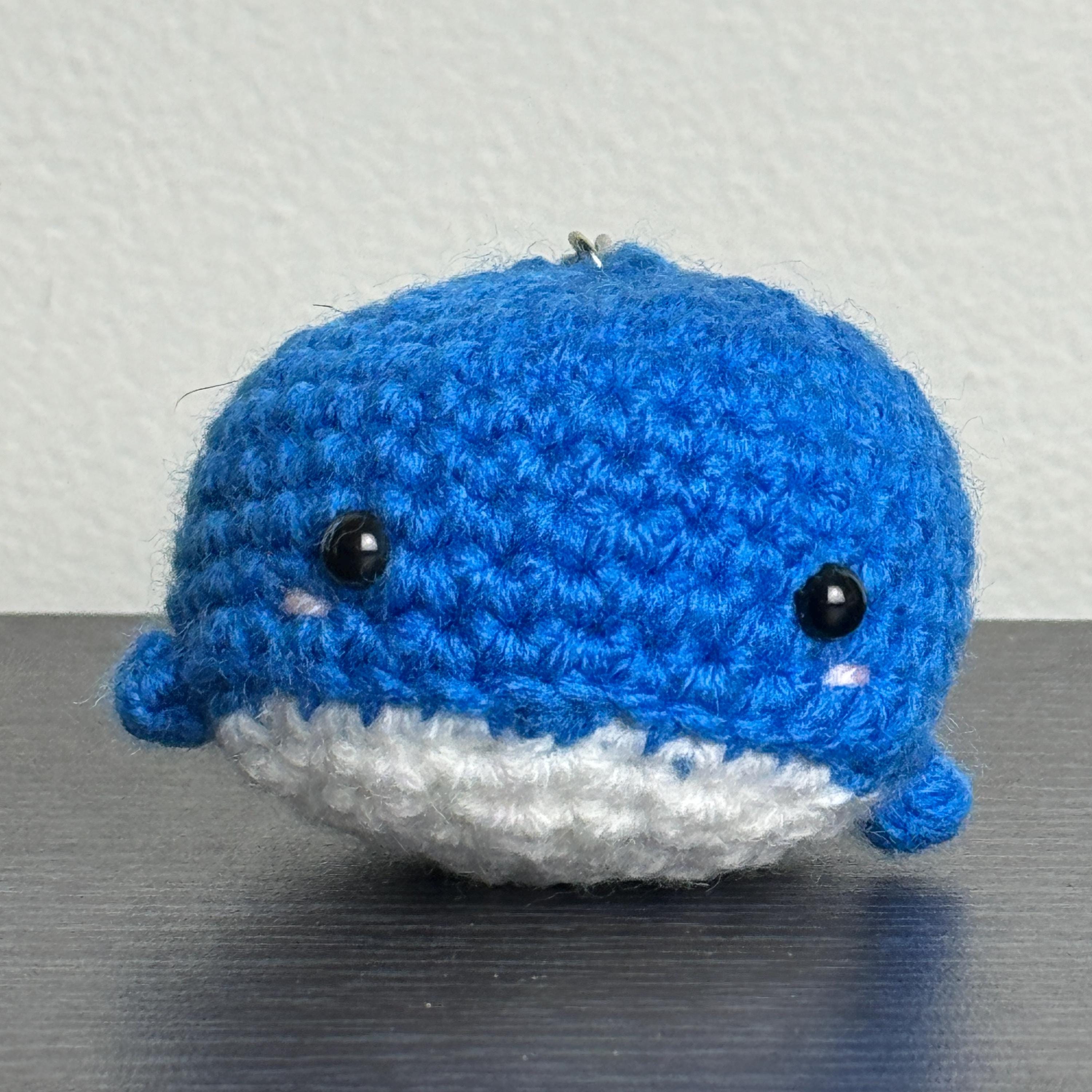 かぎ針編みのクジラの編みぐるみキーホルダー｜手作りアクリル糸の