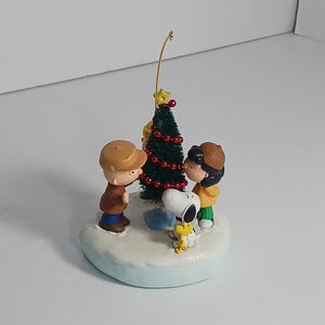 Hallmark Ornament Erdnüsse Erstaunlicher Kleiner Baum 2003 Weihnachtszauber Geprüft