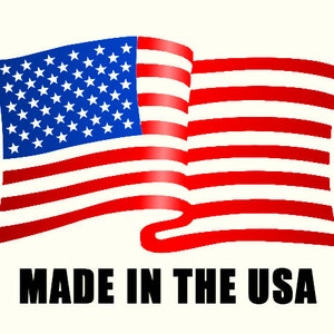 Może przedstawiać: Amerykańska flaga w kolorze czerwonym, białym i niebieskim powiewająca na wietrze z napisem "Made in the USA" poniżej.