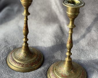 Vintage Messing Kerzenhalter Paar geätzt India Red Akzente 5,75 in