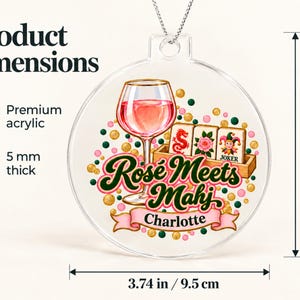 Op de afbeelding: Een ronde, transparante acryl hanger met een afbeelding van een wijnglas met ros&eacute;, drie mahjongtegels en de tekst "Ros&eacute; Meets Mahj" boven een roze banner met de naam "Charlotte". De afmetingen zijn 9,8 cm bij 9,5 cm.