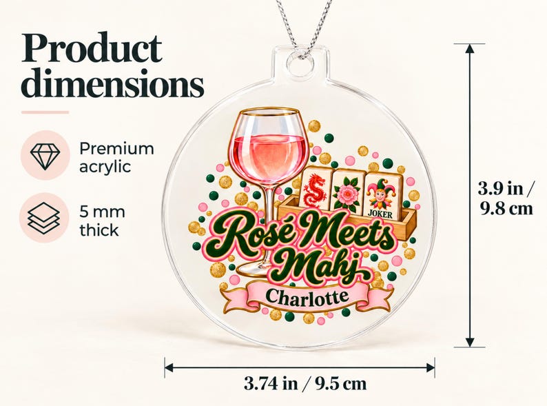 Op de afbeelding: Een ronde, transparante acryl hanger met een afbeelding van een wijnglas met ros&eacute;, drie mahjongtegels en de tekst "Ros&eacute; Meets Mahj" boven een roze banner met de naam "Charlotte". De afmetingen zijn 9,8 cm bij 9,5 cm.