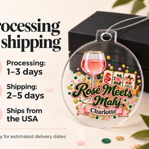 Op de afbeelding: Een ronde, transparante acryl hanger met een afbeelding van een glas ros&eacute;wijn, drie mahjongtegels en de tekst "Ros&eacute; Meets Mahj" met de naam "Charlotte" op een roze banner, versierd met verspreide groene, roze en gouden confetti stippen.