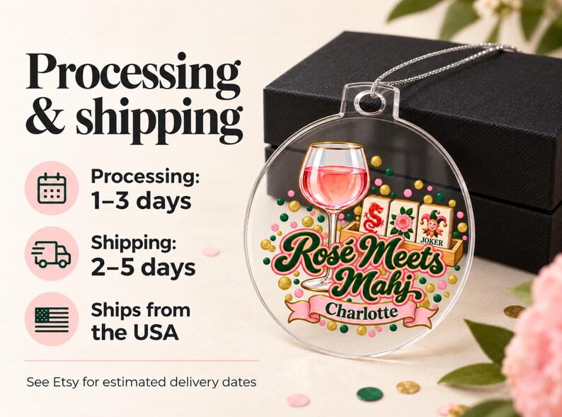 Op de afbeelding: Een ronde, transparante acryl hanger met een afbeelding van een glas ros&eacute;wijn, drie mahjongtegels en de tekst "Ros&eacute; Meets Mahj" met de naam "Charlotte" op een roze banner, versierd met verspreide groene, roze en gouden confetti stippen.