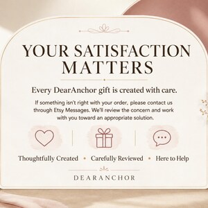 Op de afbeelding: Een boogvormig bord met een cr&egrave;mekleurige achtergrond en donkerbruine tekst: YOUR SATISFACTION MATTERS. Every DearAnchor gift is created with care. If something isn't right with your order, please contact us through Etsy Messages. Thoughtfully Created, Carefully Reviewed, Here to Help.