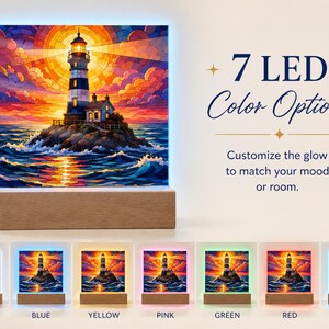 K&ouml;nnte beinhalten: Ein quadratisches LED-Lichtpaneel mit einer Leuchtturm-Illustration im Buntglas-Stil auf einem Holzsockel. Der Text lautet 7 LED Color Options. Customize the glow to match your mood or room. Sieben kleinere Versionen zeigen das Licht in Wei&szlig;, Blau, Gelb, Pink, Gr&uuml;n, Rot und Cyan.