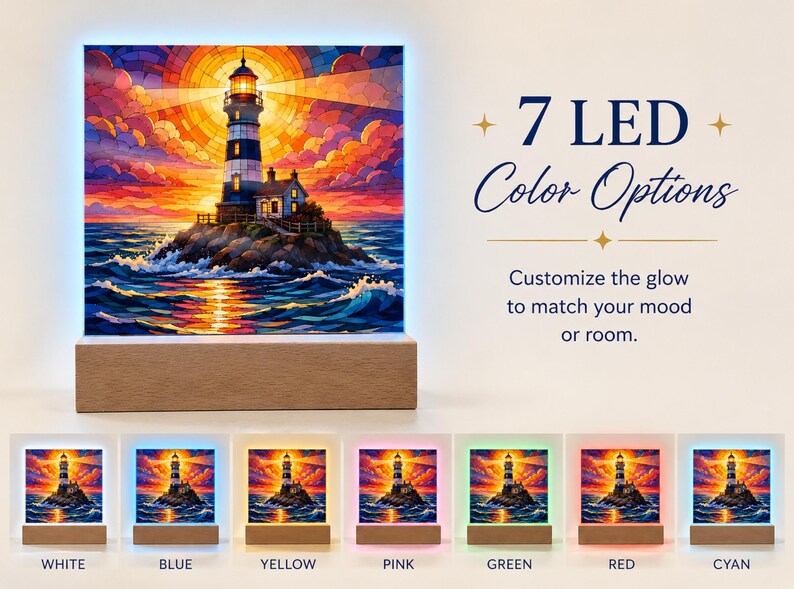 K&ouml;nnte beinhalten: Ein quadratisches LED-Lichtpaneel mit einer Leuchtturm-Illustration im Buntglas-Stil auf einem Holzsockel. Der Text lautet 7 LED Color Options. Customize the glow to match your mood or room. Sieben kleinere Versionen zeigen das Licht in Wei&szlig;, Blau, Gelb, Pink, Gr&uuml;n, Rot und Cyan.