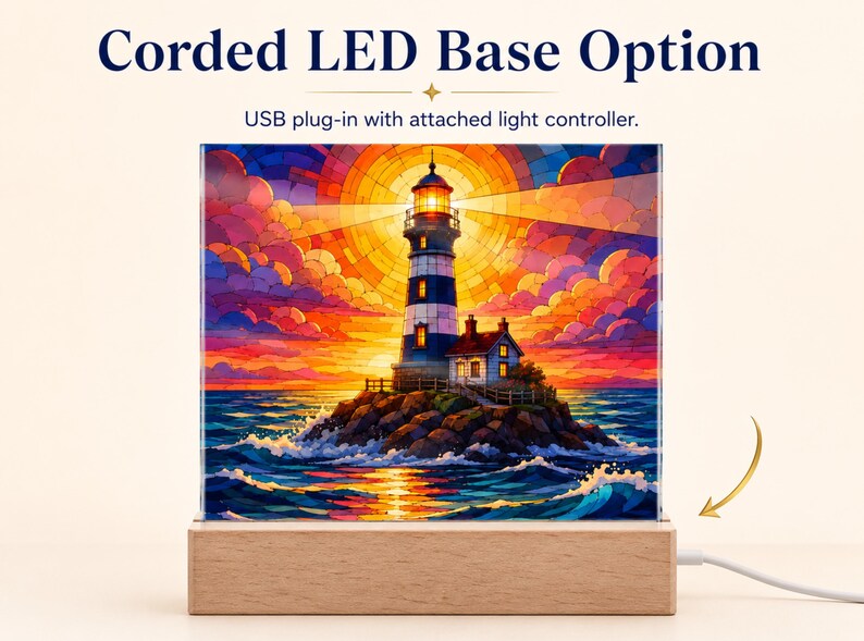 K&ouml;nnte beinhalten: Eine quadratische Acrylplatte mit einer Leuchtturm-Illustration auf einem Holzsockel. Der Text lautet Corded LED Base Option und USB plug-in with attached light controller. Das Bild zeigt einen Leuchtturm auf einer felsigen Insel bei Sonnenuntergang.