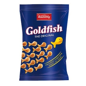 Puede incluir: Una bolsa de snacks azul con la etiqueta Kambly Goldfish The Original. El envase presenta un logotipo rojo en la parte superior y un gráfico de varias galletas pequeñas de color marrón dorado con forma de pez y un icono de pez amarillo.