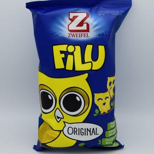 Könnte beinhalten: Eine blaue Tüte Zweifel Filu Original Käsesnacks mit einer Cartoon-Eule mit großen Augen. Auf der Tüte steht "Zweifel Filu Original".
