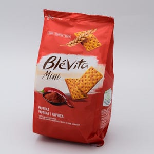 Könnte beinhalten: Eine rote Packung Blévita Mini Cracker mit Paprika-Geschmack. Die Verpackung zeigt Cracker, Weizen und Paprika. Der Text auf der Tüte enthält "PAPRIKA" und "RICHE EN FIBRES ALIMENTAIRES".