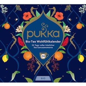 以下が含まれることがあります： 濃い青色の長方形のPukka Bio-Tee Wohlfühlkalenderボックス。中央には金色の縁取りが施された盾があり、Pukka Bio-Tee Wohlfühlkalender 24 Tage voller köstlicher Tee-Genussmomenteという文字と、数字の24が描かれたカップのアイコンがデザインされています。