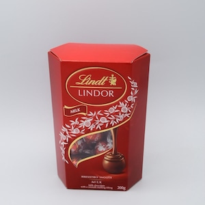 Lindt Lindor chocolate balls, typically Switzerland, Swiss praline confectionery, milk chocolate, gift for food lovers, tenderly melting