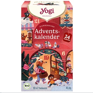 Può includere: Una scatola per calendario dell'avvento del marchio Yogi con un'illustrazione festiva rossa e rosa di una scena di villaggio invernale con animali ed elfi. Il testo riporta Yogi, Advents-kalender, 24 Teebeutel, 12 x 2 Teebeutel e 46,8g. Il design include i numeri 3, 6, 19, 21, 22 e 24.