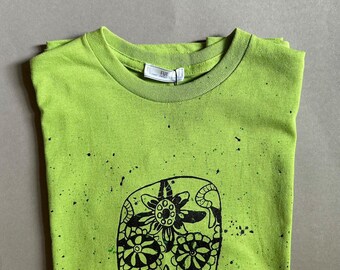 Cotton kids T-shirt with silkscreen print "pirate skull", apple green color
