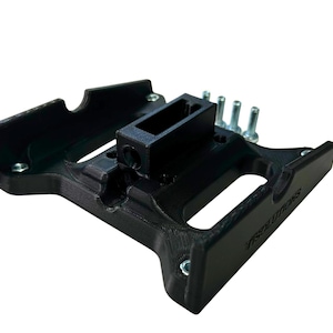 Puede incluir: Un juego de tres tazas de cerámica con un acabado mate moteado. Las tazas son de color crema, gris claro y gris oscuro. Cada taza tiene un diseño simple y minimalista.