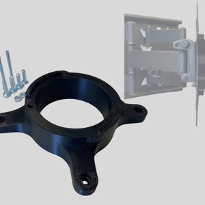 Peut inclure: Un adaptateur en plastique noir imprimé en 3D avec trois bras et une ouverture circulaire. L'adaptateur est conçu pour s'adapter à un support TV. L'adaptateur est présenté avec un jeu de vis argentées.