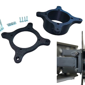 Puede incluir: Dos anillos de metal negro con cuatro puntos de montaje cada uno. Los anillos están diseñados para ser utilizados como espaciadores o adaptadores. La imagen también muestra un primer plano de un soporte de metal negro con tornillos.