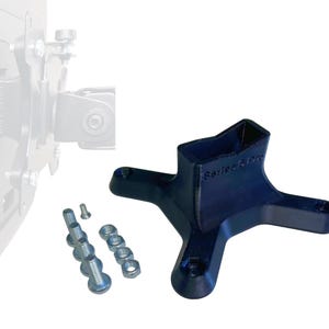 Puede incluir: Un soporte negro impreso en 3D con una parte superior cuadrada y una base de cuatro puntos. El texto "Series 6 Pro" es visible en el lateral. Se incluyen varios pernos y tuercas plateados. Una parte de un dispositivo es visible en el fondo.