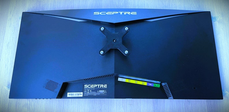 Pode incluir: A parte de tr&aacute;s de um monitor Sceptre preto com um suporte VESA e um r&oacute;tulo com o logotipo da Sceptre e o n&uacute;mero do modelo.