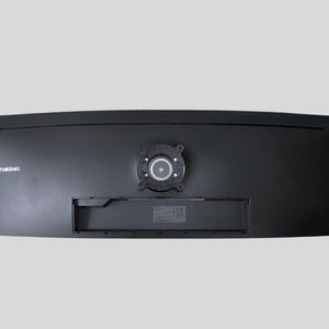 Pu&ograve; includere: Il retro di un monitor Samsung curvo nero con un attacco per supporto circolare.