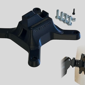Peut inclure: Base noire imprimée en 3D avec une fente pour un bras de moniteur. La base a quatre pieds et le texte "TI Solutions" est imprimé sur le côté. La base est livrée avec des vis et des écrous pour le montage.