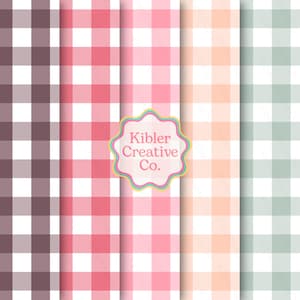 以下が含まれることがあります： 茶色、ピンク、ピーチ、緑の色合いの4つの異なるギンガムチェック柄。パターンは並んで表示されます。「Kibler Creative Co.」というテキストが入った装飾的なラベルが中央にあります。