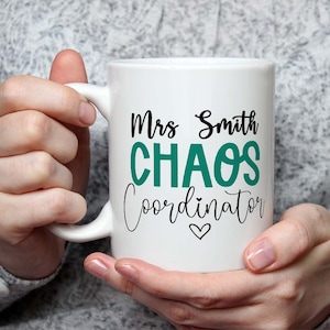 Caneca personalizada "Coordenador do Caos" - professora, creche, agradecimento, fim de semestre, fim de ano