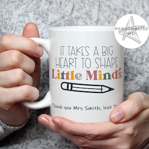 Linda caneca de luxo personalizada para professor - é preciso um grande coração para moldar pequenas mentes - professor, creche, obrigado, fim do semestre
