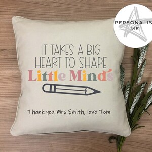 Linda almofada personalizada de linho/estopa para professores - é preciso um grande coração para moldar pequenas mentes - professora, creche, obrigado, fim do semestre