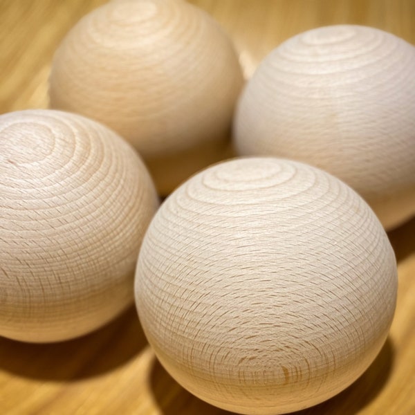 Jeu de quatre boules en bois de hêtre, en bois dur, 90 mm / 9 cm / 3,5 pouces de diamètre. Sphère ronde, globe, globe