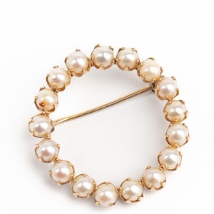 Vintage Circle Brooch with Faux Pearls, 1950s Gold Tone Wreath Pin, Elegant Midcentury Jewelry for Women, Classic Bridal Gift
