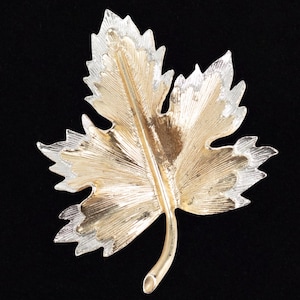1970s Signed SARAHCOV Gold Tone Maple Leaf Brooch, Textured Two-Tone Leaf Pin, Vintage Fall Nature Jewelry for Women, Large Statement Brooch
