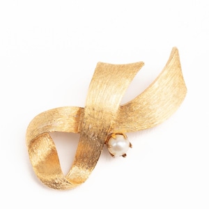 Vintage 1960s Gold Tone Ribbon Brooch with Faux Pearl, Midcentury Elegant Bow Pin, Textured Metal Statement Jewelry Gift for Her