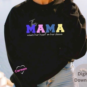 Esta mamá lleva su corazón en la manga, Día de la Madre, corazones garabatos, Sublimación, Diseño Descarga digital, Camisa, PNG, Día de San Valentín