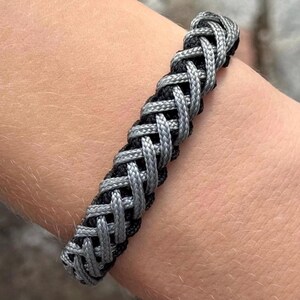 Schwarz silbernes „Eidgebunden“ Paracord Armband mit Schäkel Verschluss – Handgefertigt zeitloses Geschenk für Männer oder Frauen – EDC