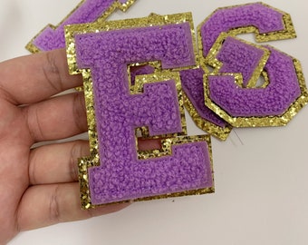 Écusson à lettres en chenille violet : appliques thermocollantes brodées de 3 po.