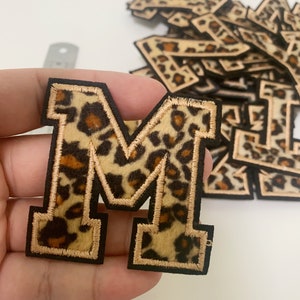 Parche con estampado de leopardo, letras de guepardo bordadas en chenilla, parche termoadhesivo con letras universitarias